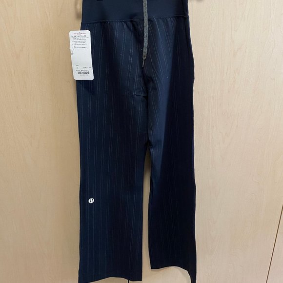NEW, RARE VINTAGE LULULEMON "BE STILL" Black Pinstripe Pants Size 2  NWT - Picture 1 of 3